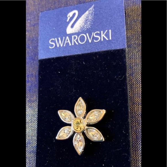 🎄SWAROVSKI Signed Crystal Flower Pin NWT - Picture 4 of 7